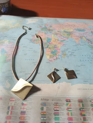 Collar y pendientes de bronce