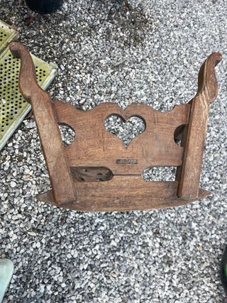 Cuna antigua de madera para restaurar