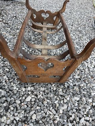 Cuna antigua de madera para restaurar