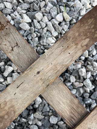 Cuna antigua de madera para restaurar