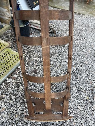 Cuna antigua de madera para restaurar