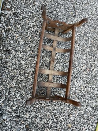 Cuna antigua de madera para restaurar