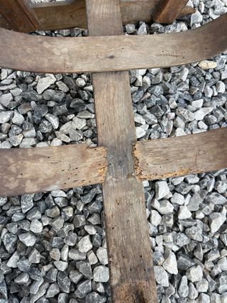 Cuna antigua de madera para restaurar