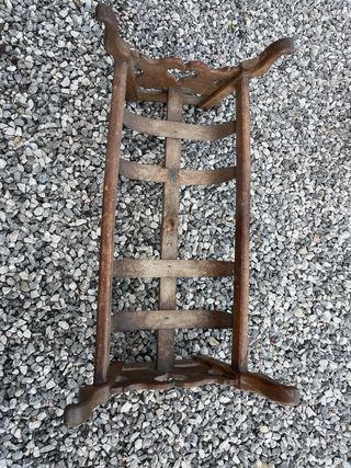 Cuna antigua de madera para restaurar