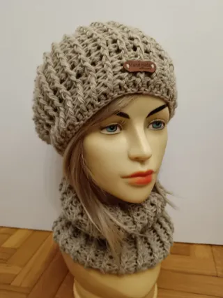 Set berretto e scaldacollo lavorati a maglia