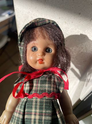 Muñeca vintage con vestido de cuadros