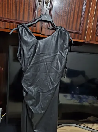 Ropa negra con vestido.