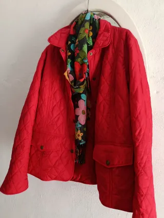 Chaqueta acolchada roja con pañuelo
