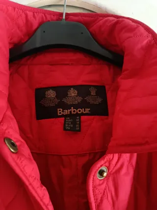 Chaqueta acolchada roja con pañuelo