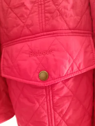 Chaqueta acolchada roja con pañuelo