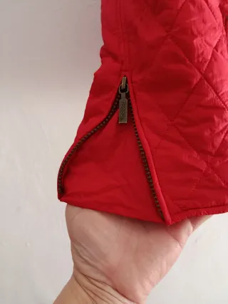 Chaqueta acolchada roja con pañuelo