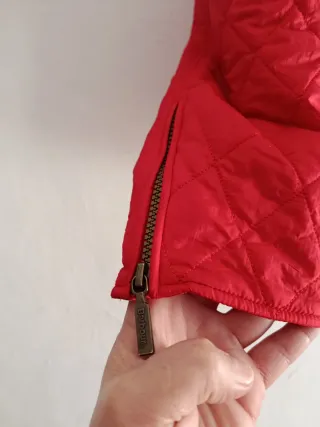 Chaqueta acolchada roja con pañuelo