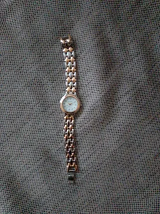 Reloj de pulsera dorado y plateado