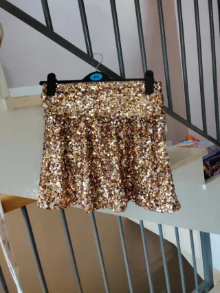 Falda lentejuelas doradas fiesta.