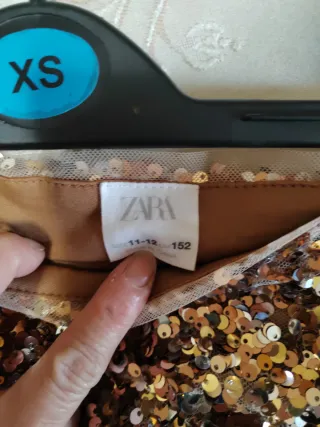 Falda lentejuelas doradas fiesta.