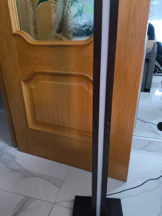 Lámpara de pie moderna madera y luz LED