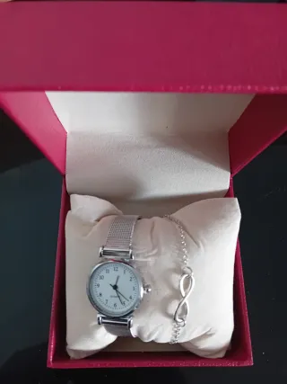 Reloj de pulsera plateado con pulsera mas caja