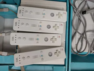 Nintendo Wii original con caja + 4 mandos + cables