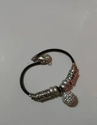 Pulsera plateada con abalorios