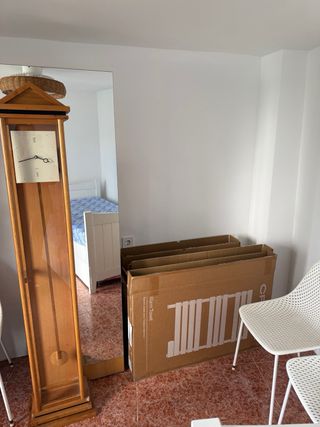 Armario de madera con espejo y estantes