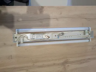 Lámpara fluorescente cocina madera