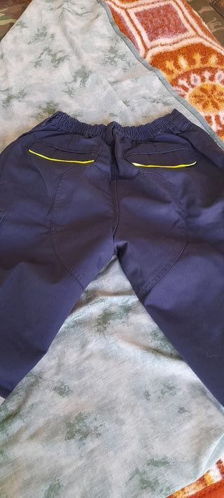 Pantalón de trabajo azul con detalles fluorescente