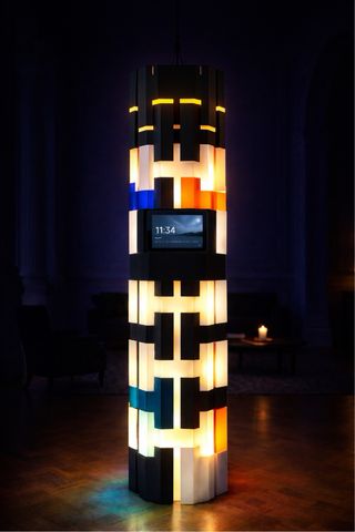 Lampada da terra modulare con Amazon Echo Show 8 integrato