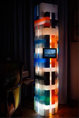 Lampada da terra modulare con Amazon Echo Show 8 integrato