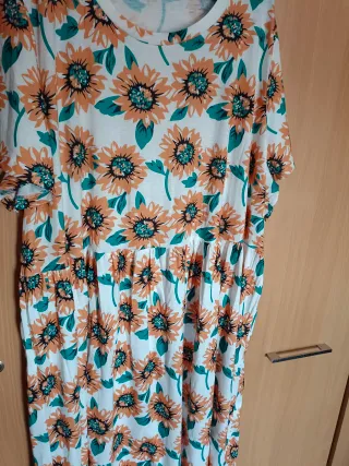 Vestido corto flores naranja y blanco.