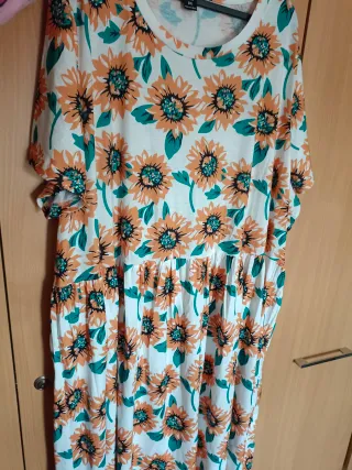 Vestido corto flores naranja y blanco.