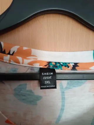 Vestido corto flores naranja y blanco.