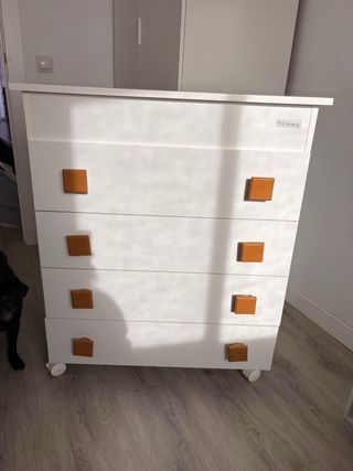 Cómoda TRAMA blanca con tiradores marrones