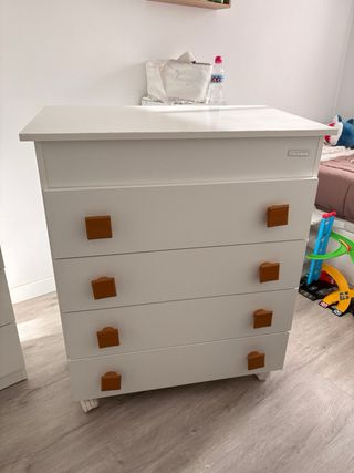 Cómoda TRAMA blanca con tiradores marrones