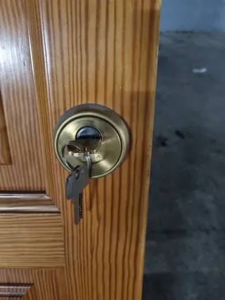 Puerta de entrada de madera