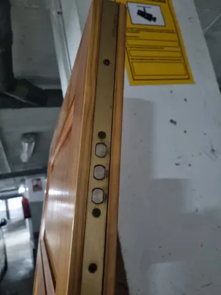 Puerta de entrada de madera