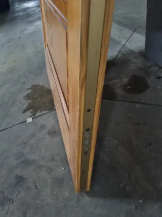 Puerta de entrada de madera