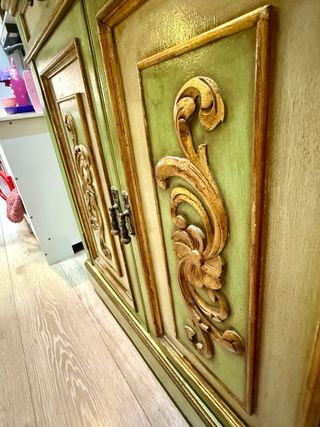 Aparador vintage verde y dorado