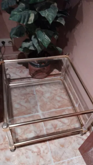 Mesa baja metal y cristal dorada