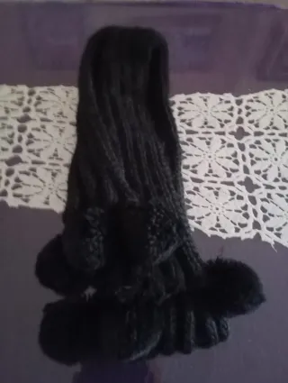 Bufanda negra con pompones