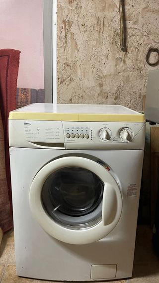 Horno eléctrico, lavadora y plancha del polo.