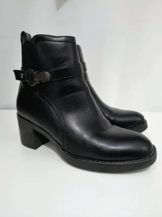 Botines negros con hebilla
