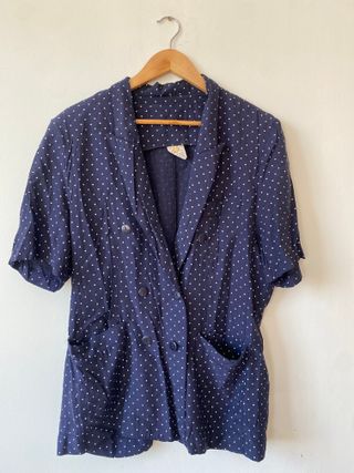 Americana vintage azul con lunares blancos