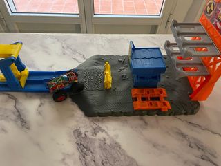 Pista Hot Wheels Monster Trucks