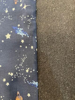 Bufanda azul y negra con estampado espacial