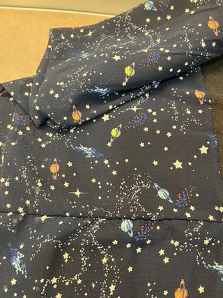 Bufanda azul y negra con estampado espacial