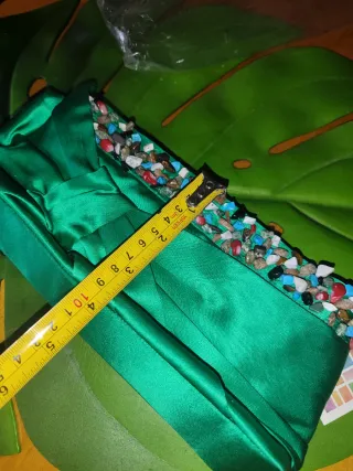 Bolso de fiesta verde con pedrería