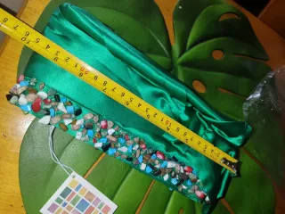Bolso de fiesta verde con pedrería