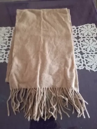 Bufanda beige con flecos