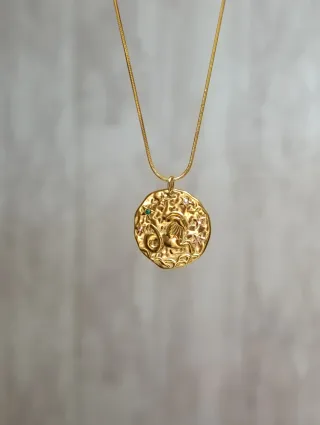 Collar dorado con colgante de moneda