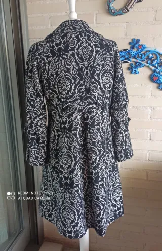 Abrigo estampado de fiesta. LEER